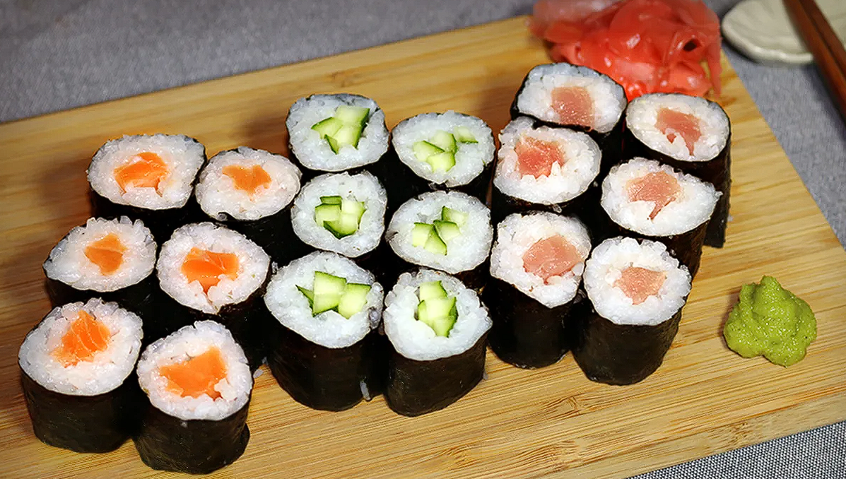 Для приготовления суши и роллов. Во что заворачивают суши. Приготовление суши. Как делать домашние роллы видео. Суши в домашнем приготовлении пошагово.
