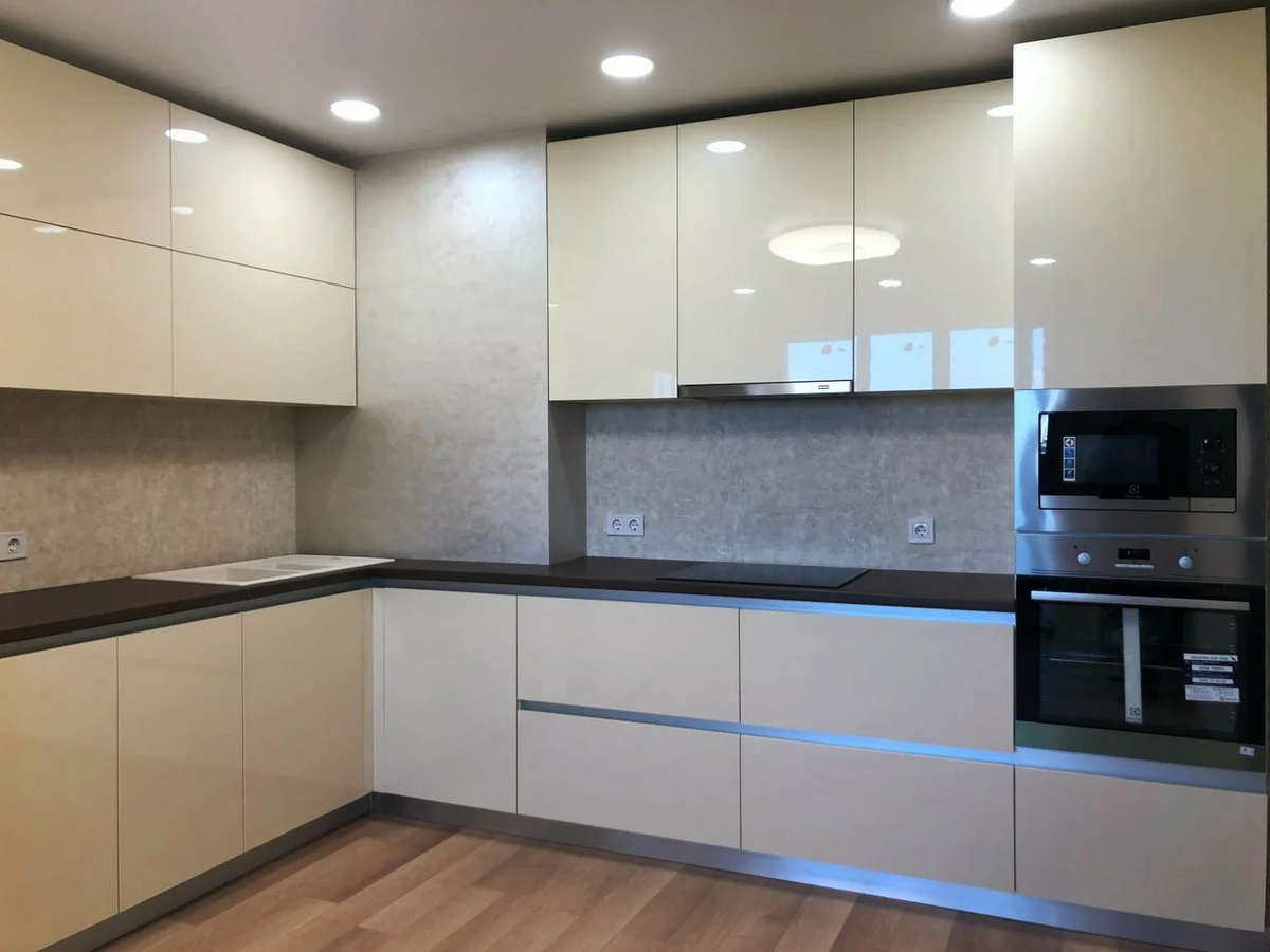 Кухня blum глянец белый. Чем мыть глянцевые фасады кухни. Чем отмыть фасад кухни от жира. Кухню отмыть от жира без разводов. Помыть кухонный гарнитур от жира.