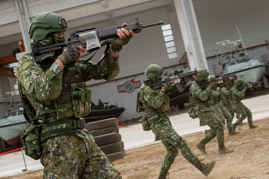 Тайваньские военнослужащие проводят учения на базе Пэнху Магонг - Фото: RITCHIE B. TONGO/EPA/TASS