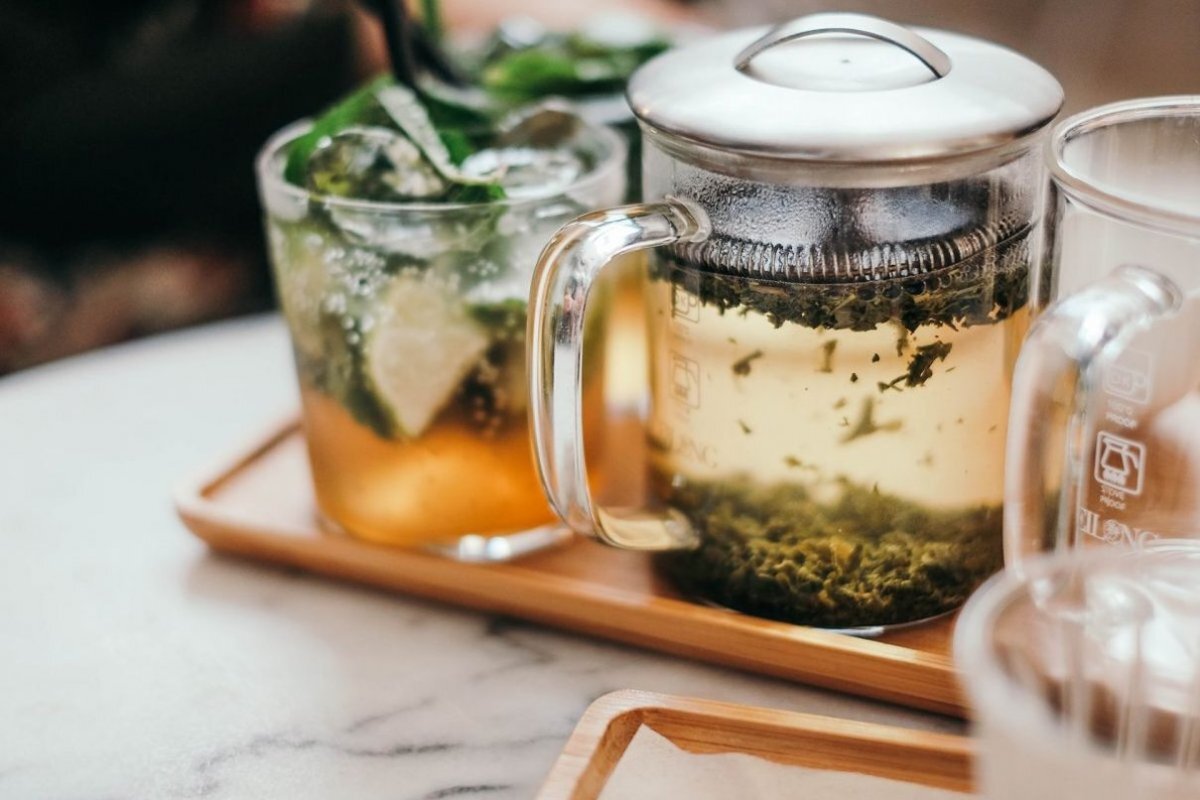 Холодный чай обладает многими достоинствами, но также его питье повышает риск возникновения мочекаменной болезни.