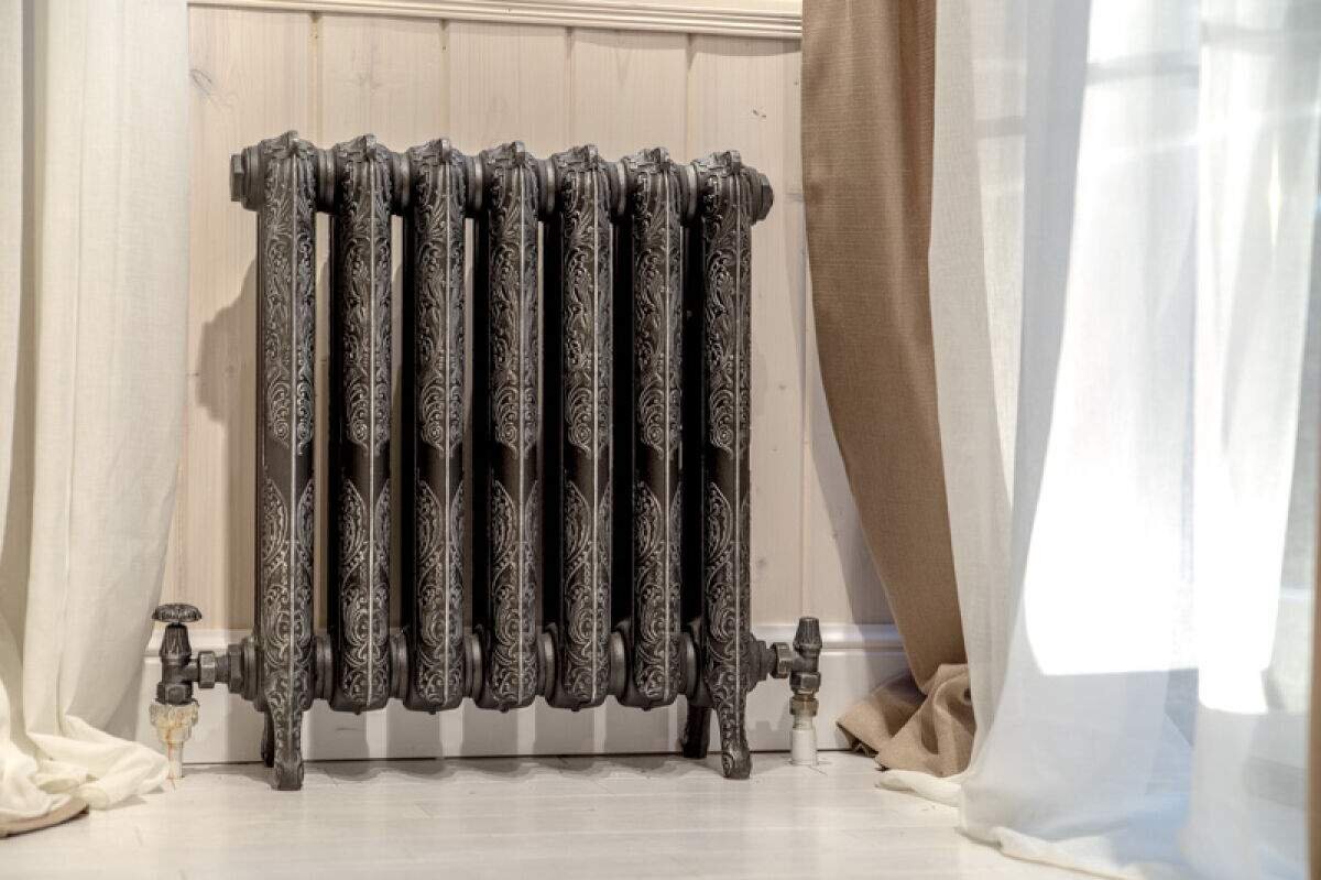 Чугунные батареи к94. Система отопления с чугунными радиаторами. Монтаж чугунных батарей отопления. Установить чугунные радиаторы. Крепление для чугунных батарей.
