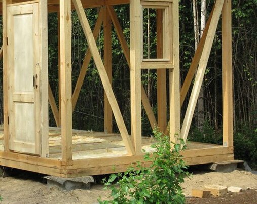 Слой почвы снят, уложен геотекстиль, затем насыпан щебень, затем песок, блоки изолированы от бруса рубероидом. (Рисунок взят из открытого доступа).