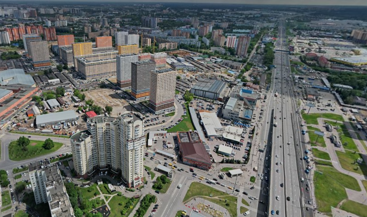 Окрестности метро Котельники. На этом фото с Яндекс панорам сразу 3 города - Котельники справа трассы М5, Люберцы слева, а Московский район Жулебино - слева внизу, от Люберец его отделяет улица Маршала Полубоярова (та, что проходит под трассой и идет влево)
