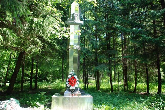 Памятник заместителю командира разведгруппы "Джек" Николаю Шпакову.