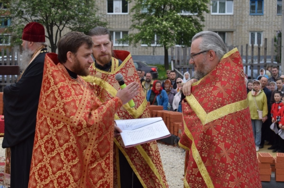    Священник всегда на виду.