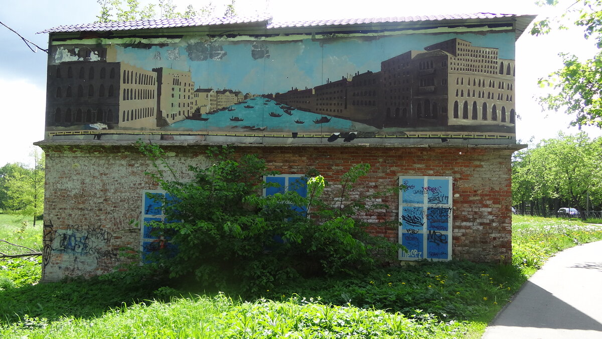 Это здание я увидел по дороге из Пушкина в Павловск