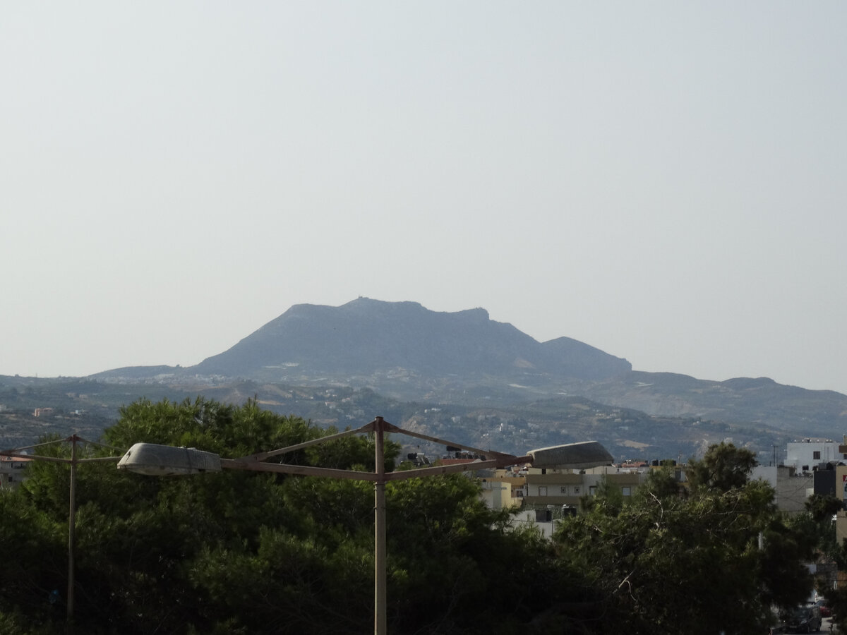 Крит. Гора Юхтас - спящий Зевс.