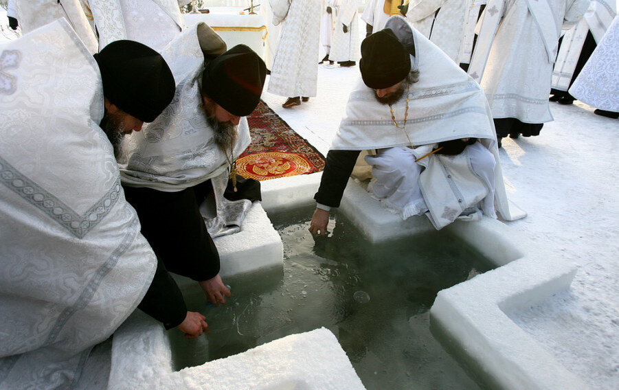 19 января что делаем. Крещение окно храм. Снежная фигура крещение. Крещение Барнаул прорубь. Овчая купель в Иерусалиме.