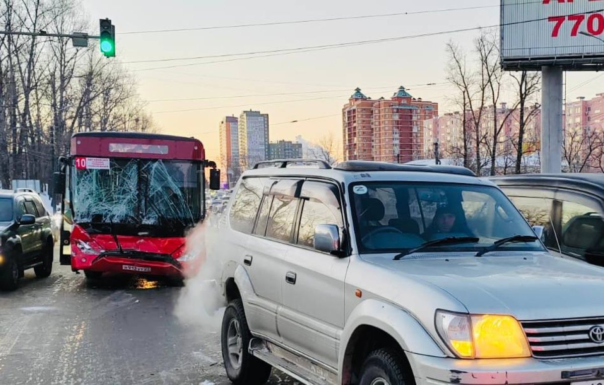    В Хабаровске автобус въехал во внедорожник, пострадала пенсионерка