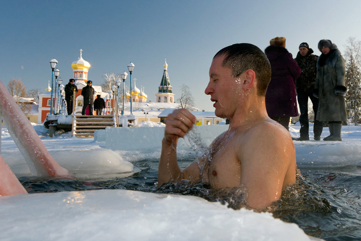 Крещение погружение. Купание в проруби. Купание на крещение. Крещение прорубь. Крещенское купание в проруби.