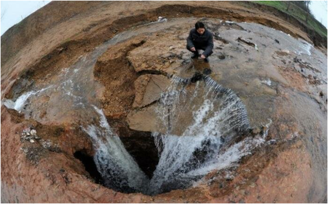 Карстовая воронка в воде