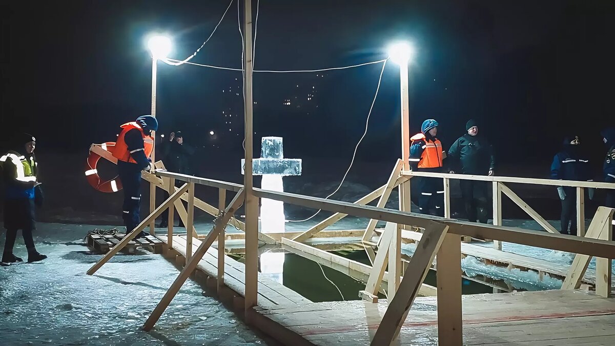     Губернатор РК Артур Парфенчиков поздравил жителей республики с праздником Крещения Господня, опубликовав на своей странице в соцсети видеозапись своего окунания в прорубь.