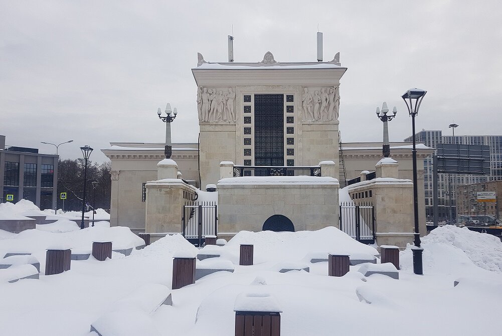 Наземный павильон с тыльной стороны