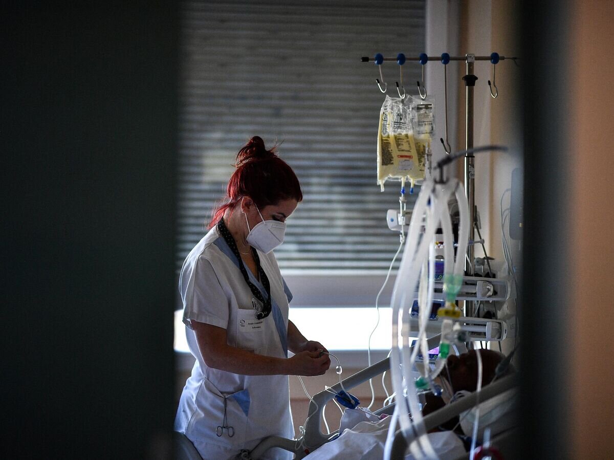    Медсестра в палате интенсивной терапии в пригороде Парижа© AFP 2024 / ANNE-CHRISTINE POUJOULAT