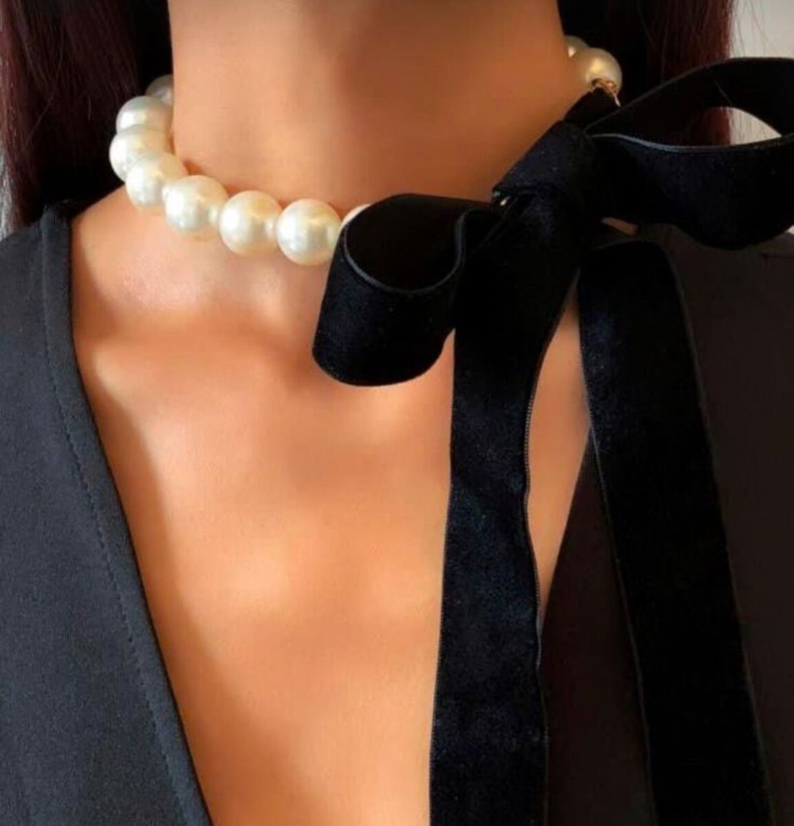 Бархат и жемчуг это благородно и дорого выглядит и дополнит деловой или романтический образ.