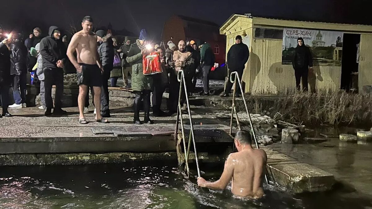     В Ростове-на-Дону оказалось большое количество желающих искупаться в Крещение, для чего организовали несколько купелей. Как все прошло, в фоторепортаже RostovGazeta.