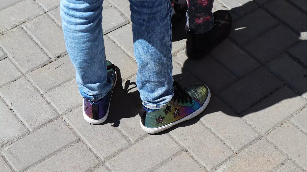     В Тюмени появились подростки-подражатели героев популярного сериала «Слово пацана. Кровь на асфальте». Группу ребят заметили в микрорайоне Заречный.