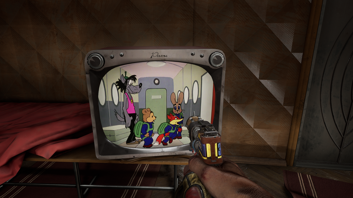 По телевизору показывают "Ну, погоди!"