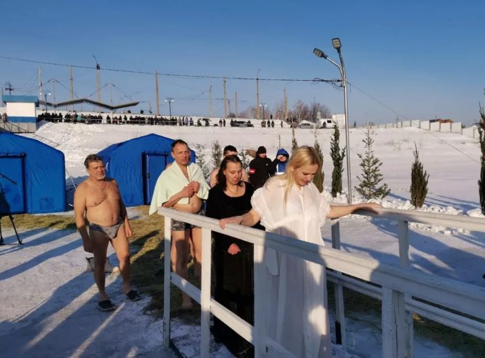 "Ух, холодная": крещенские купания начались в Барнауле. Фото | ТОЛК | Дзен