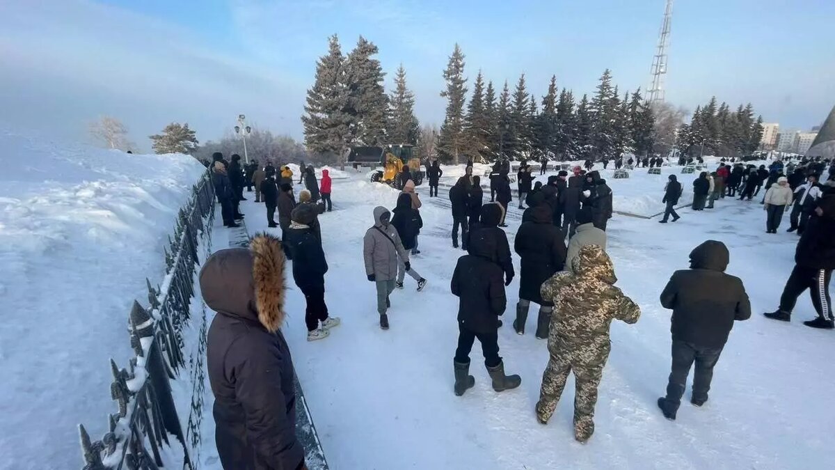     На площади перед памятником Салавату Юлаеву собралось до нескольких сотен человек.