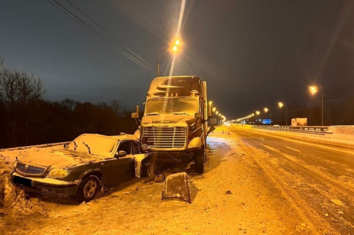    Под Тверью на М-10 легковой автомобиль столкнулся с тягачом