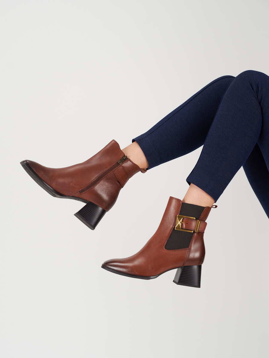 модные сапоги в 2024 году. модные сапоги 2022-2023. сапоги ботфорты versace осень-зима 1991. модные сапоги в 2024 году. стильное.