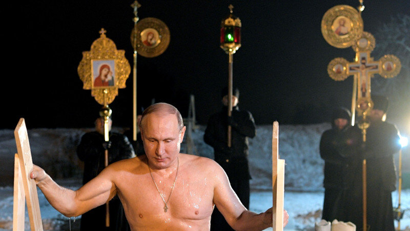     Владимир Путин поучаствовал в крещенских купаниях на озере Селигер, 19 января 2018-го. kremlin.ru