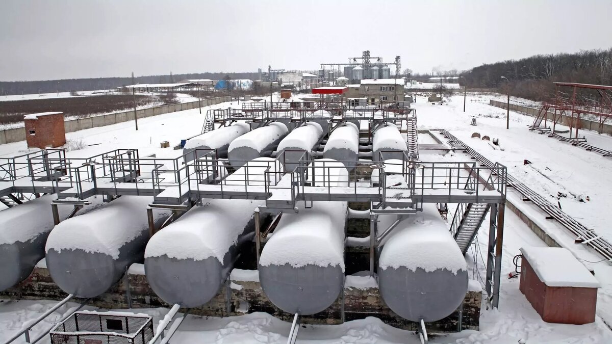     После атаки ВСУ на Брянскую область 19 января в городе Клинцы горит нефтебаза. Информацию о пожаре подтвердил губернатор Александр Богомаз. Из соседних домов эвакуировали более 30 человек.
