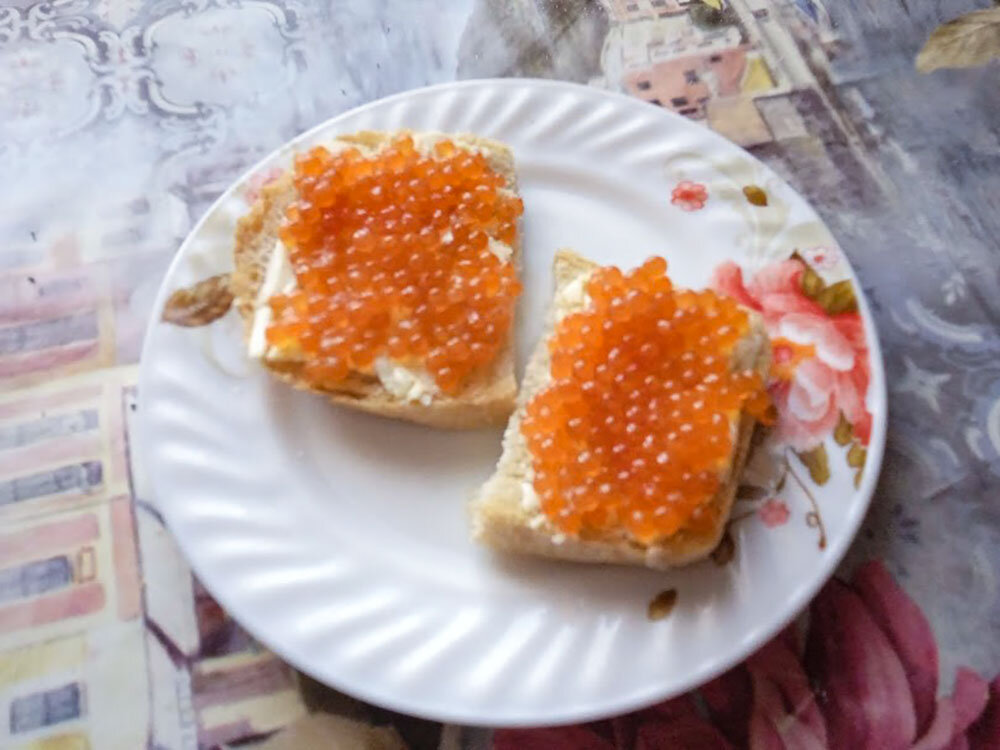 Еще на два таких бутербродика осталось икры. 