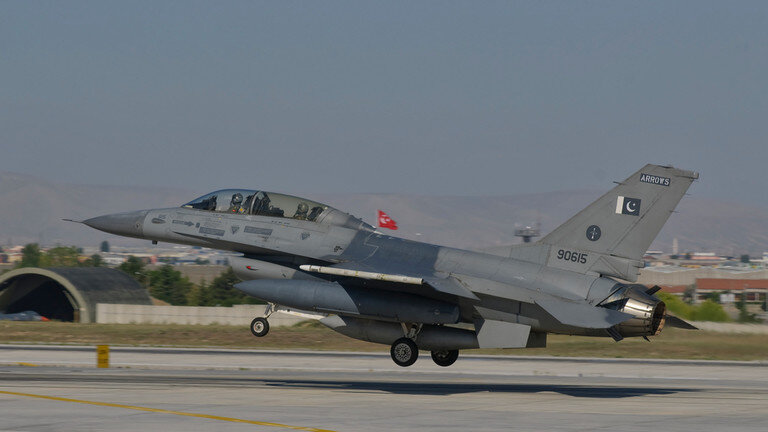 Фото: F16B ВВС Пакистана взлетает с авиабазы ​​Конья в Турции