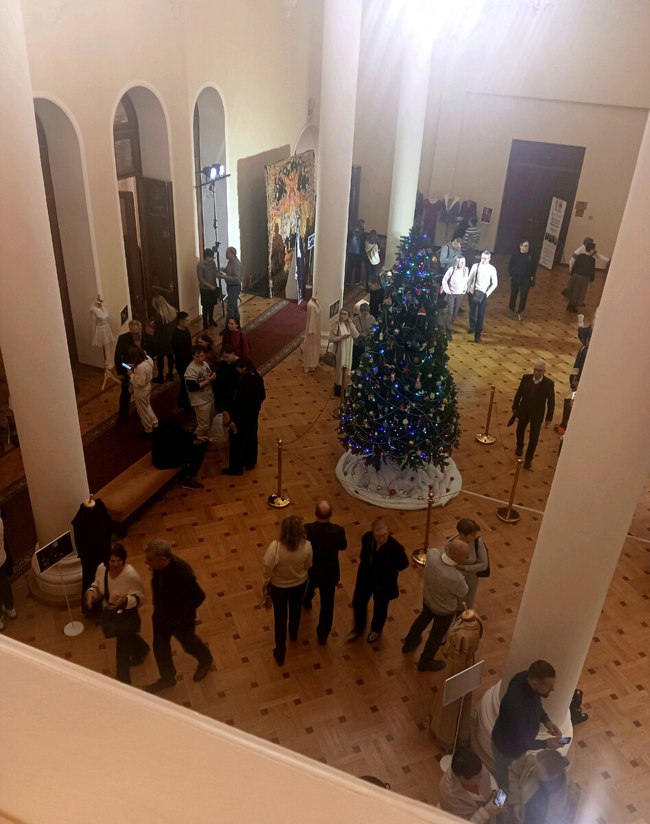 Фойе театра сверху. 