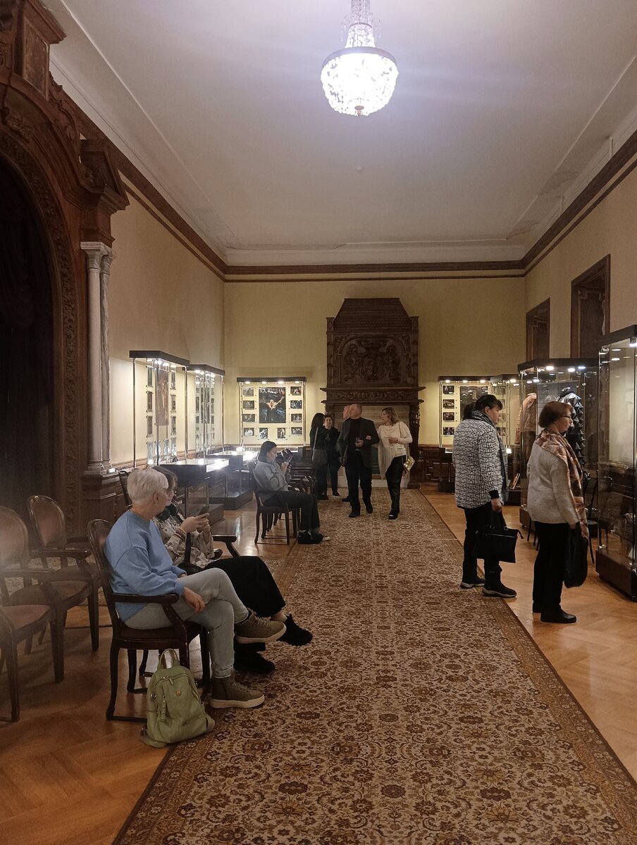 В холлах театра.