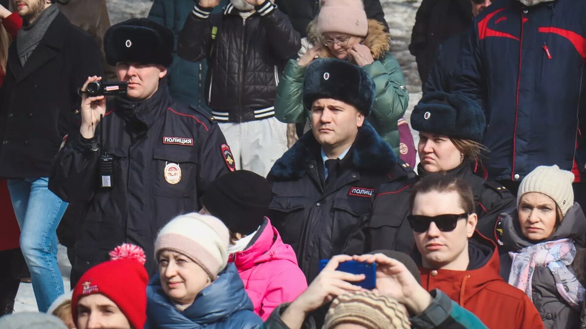     По данным СМИ, участие в несанкционированной акции принимают несколько сотен человек.