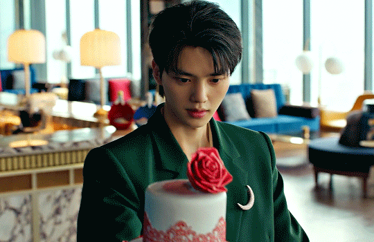 Хочу быть этим тортиком🤣 И не потому, что люблю Сон Кана. Просто он так на него смотрит). Иди ко мне мой хороший...