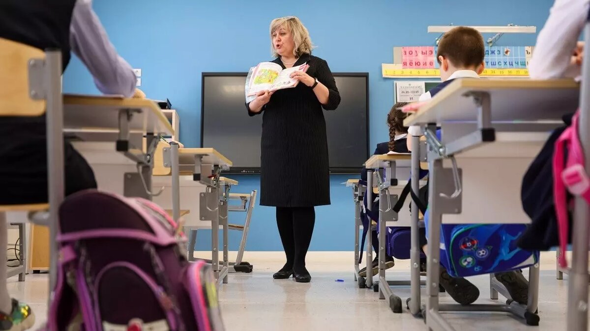     Правительство и Совет по правам человека обязали разработать предложения по защите чести, достоинства и репутации российских учителей от возможных нападок, в том числе в соцсетях. За это хотят даже предусмотреть штраф. Что на самом деле может защитить российских учителей?