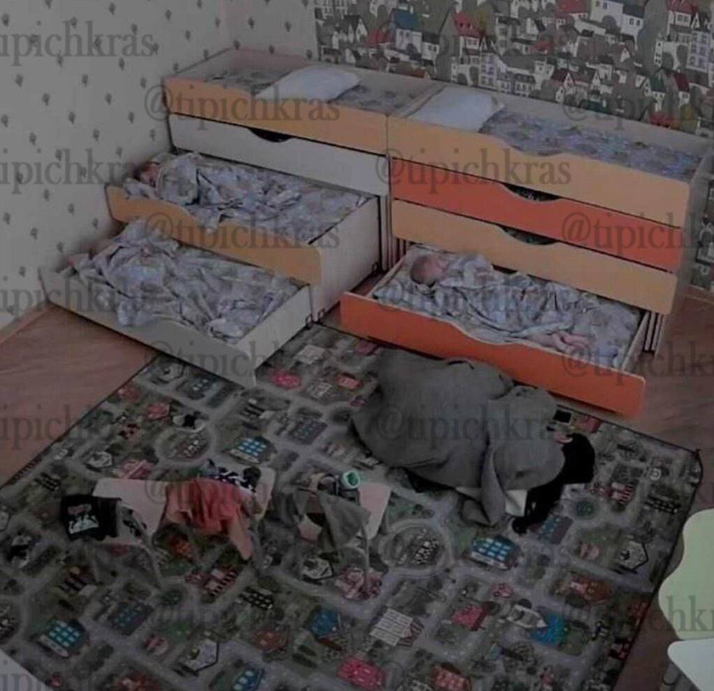 Воспитательница спит на полу, укрывшись пальто