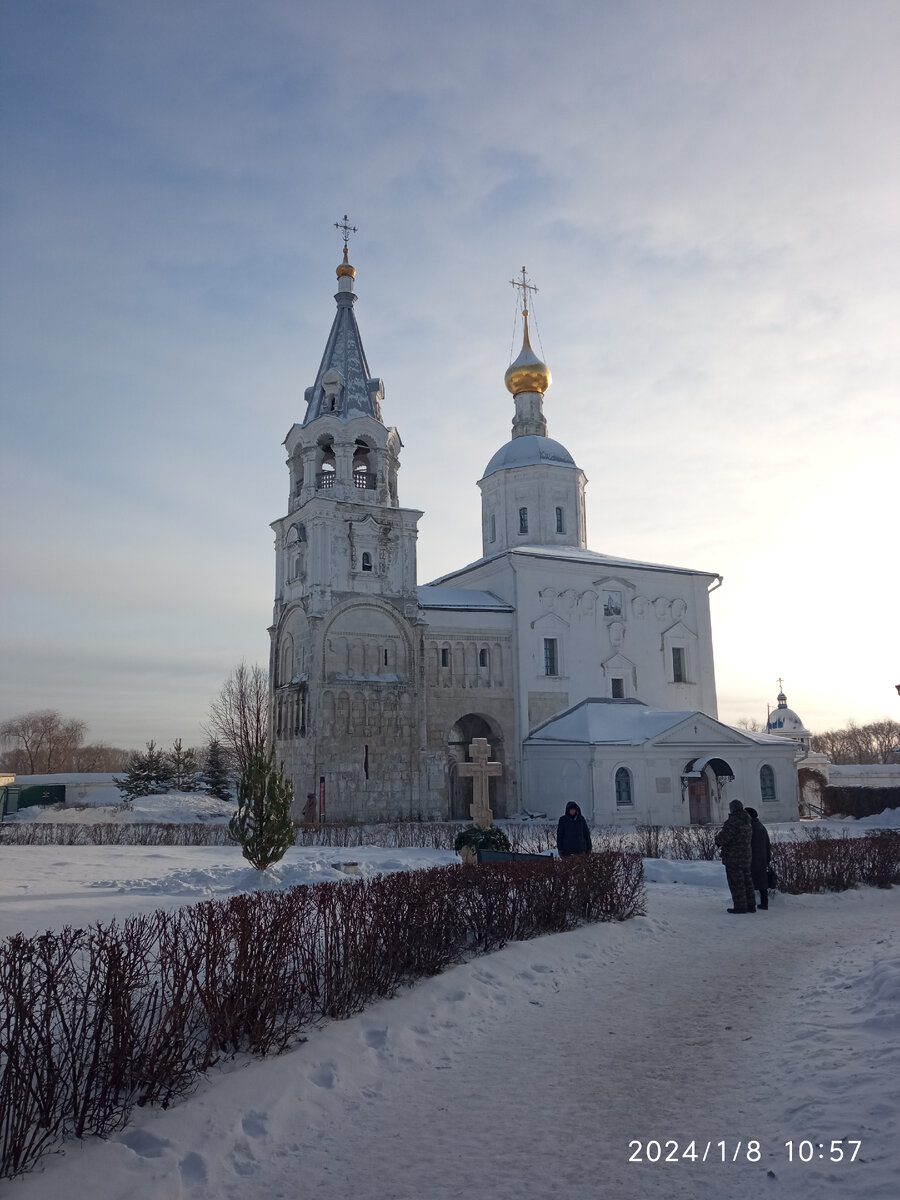 Фото автора вид на историческое здание, нижняя часть которого, является свидетелем событий, связанных с Андреем Боголюбским. Колокольня и здание справа более поздние постройки.