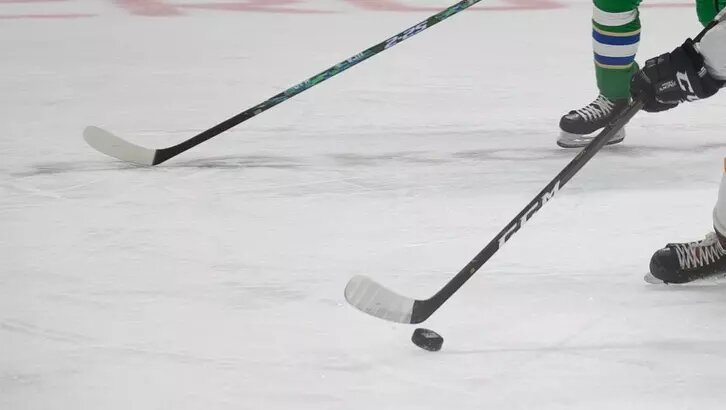     Хоккеист с осени играл как российский спортсмен, но в декабре возникли проблемы.