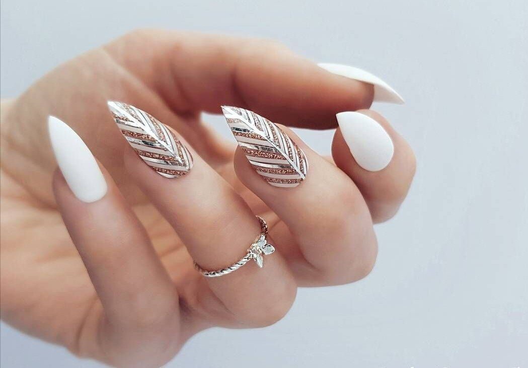 нежный маникюр. маникюр светлых тонов с рисунком. летний маникюр френч. маникюр на лвальные ноги. ногти средней длины дизайн новинки.