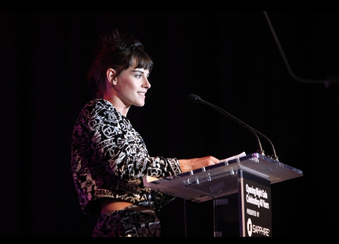 Кристен Стюарт во время вручения награды Visionary Award. Материал из сети