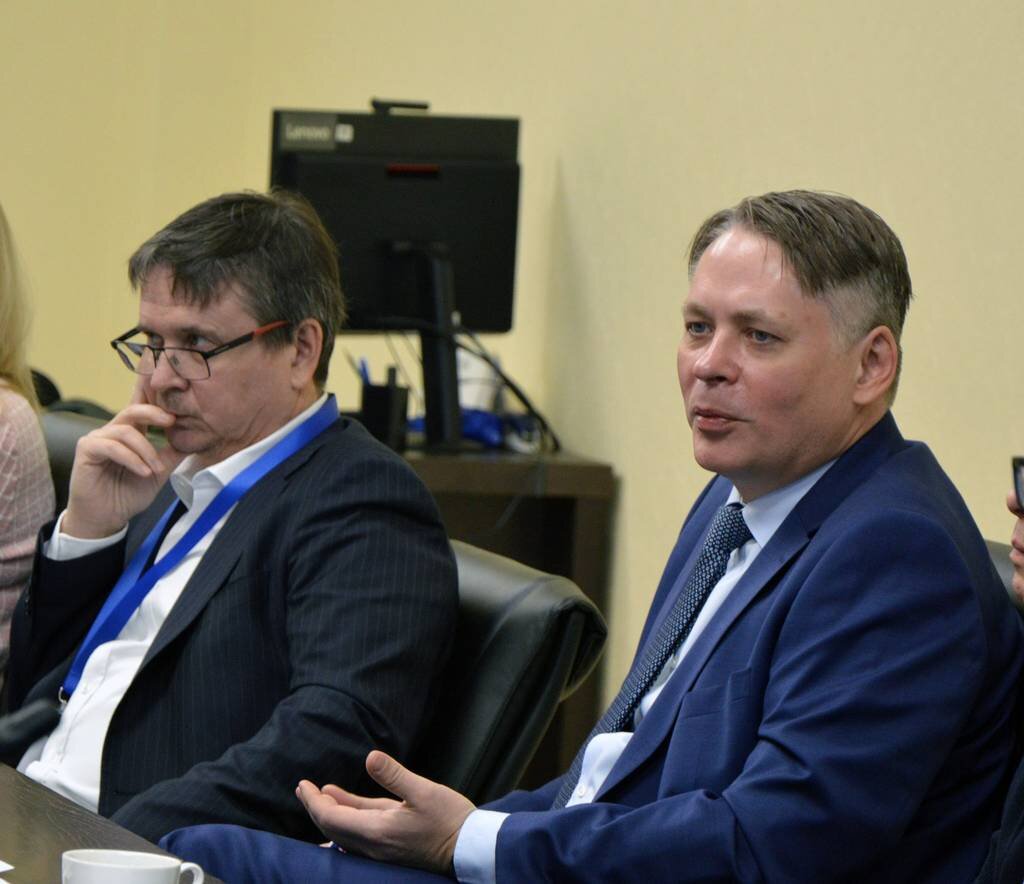 Федор Опадчий ( справа) рассказывает о возможностях  сотрудничества 