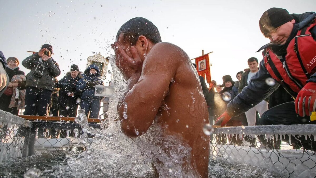     Согласно верованиям, святая вода приобретает особые свойства благодаря молебнам. Чем именно она полезна, NewsNN рассказала эксперт портала телемедицинских консультаций Arimed Екатерина Курбатова.