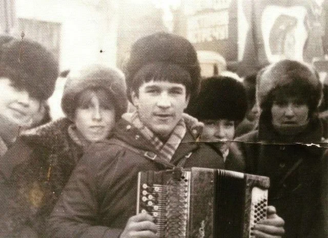 Парень не расставался с баяном