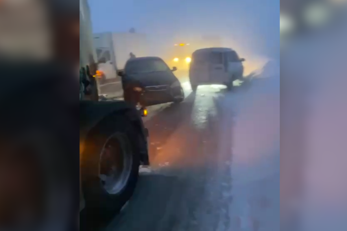    Казанцы публикуют видео жутких заторов на трассах РТ из-за бурана