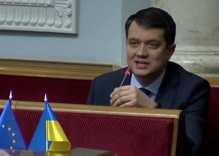    Подготовка к «парламентскому майдану». Разумков подпишет мирный договор с Россией?