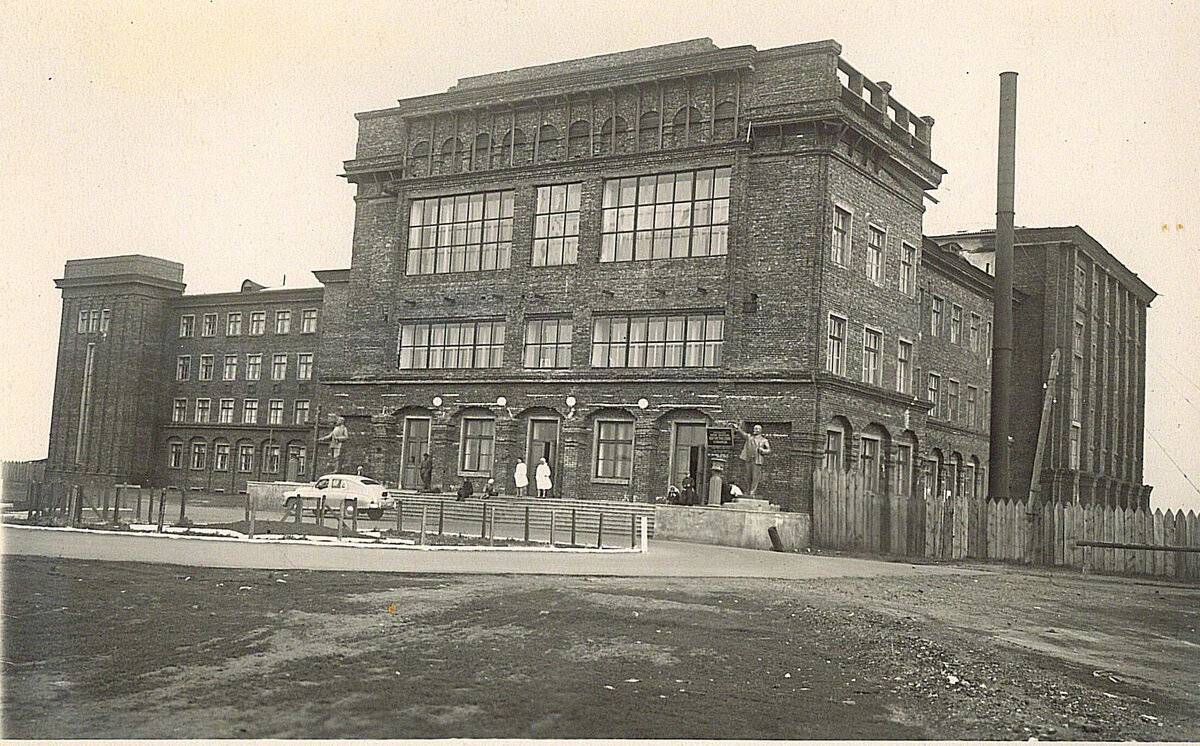 Хирургический корпус. На крыльце памятники И. Сталину и В. Ленину. Послевоенные годы. Фото из архива музея медицины.