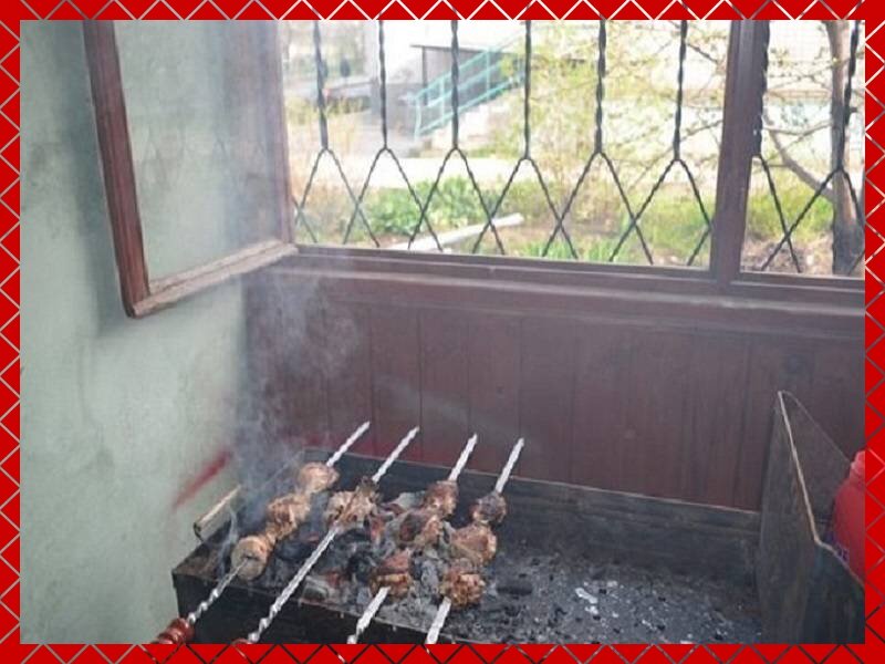 Мангал на балконе. Шашлычница на балконе. Шашлык на мангале. Жарить шашлык дома. Шашлыки на природе.
