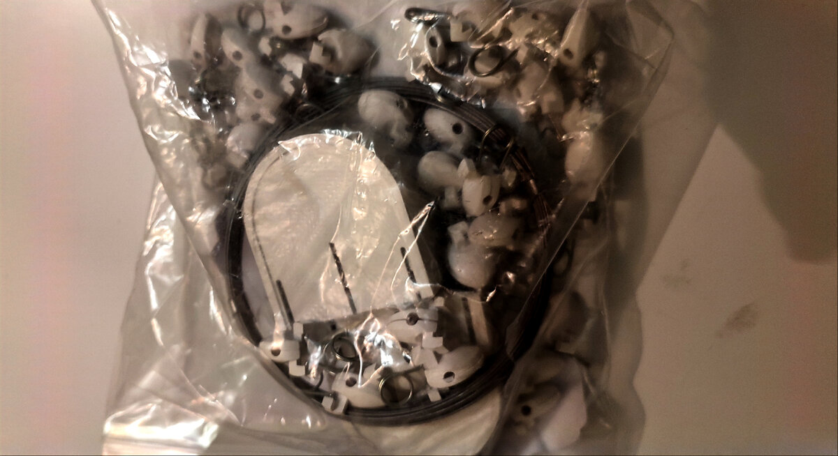 Струнная гардина, цена 568 руб. У неё в комплекте сразу есть прищепки, что очень удобно. 