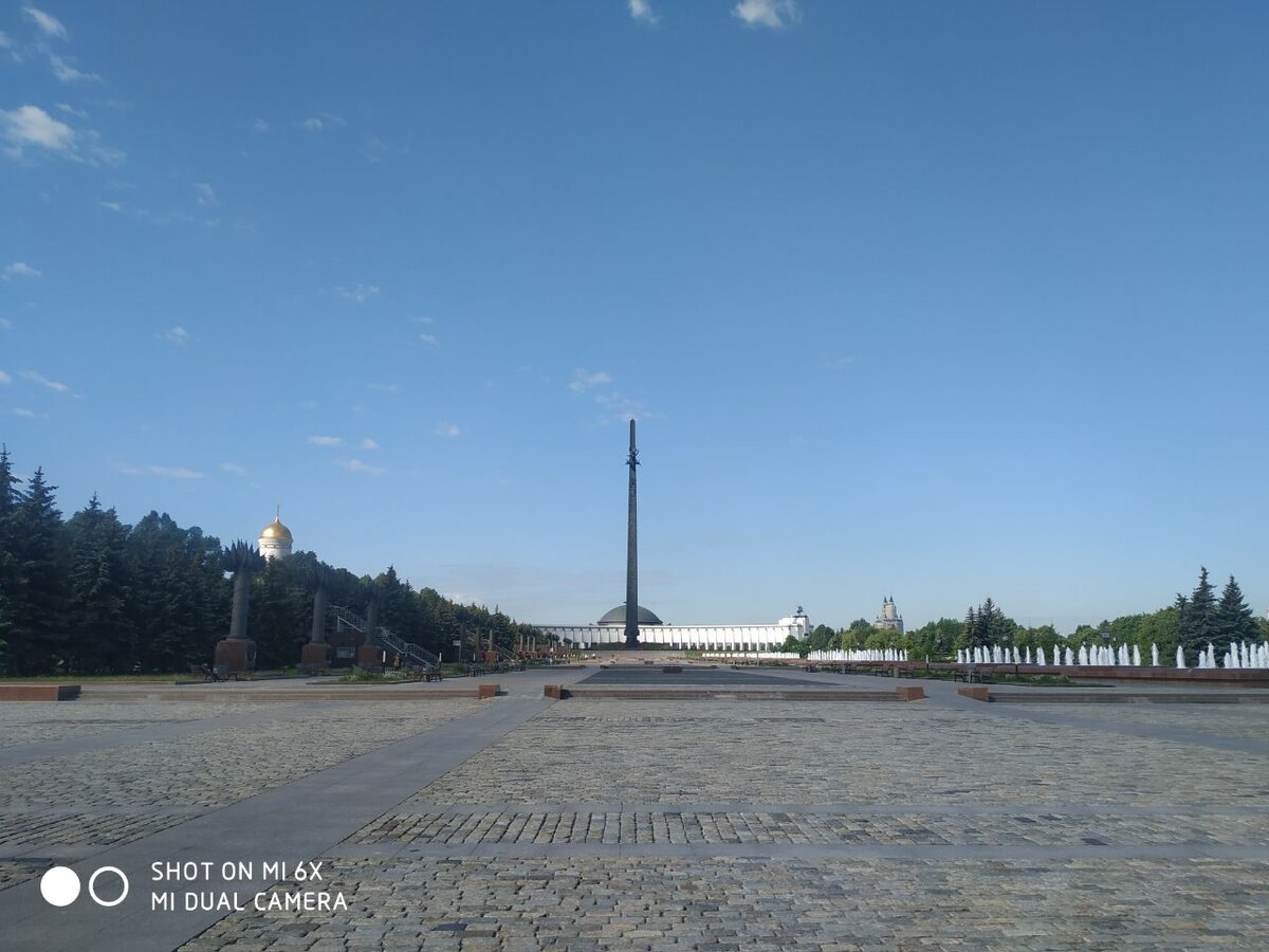 На Поклонной горе  среди памятныех стелл фронтам и флотам ВОВ 1941-1945 гг есть одна, посвященная труженникам тыла.