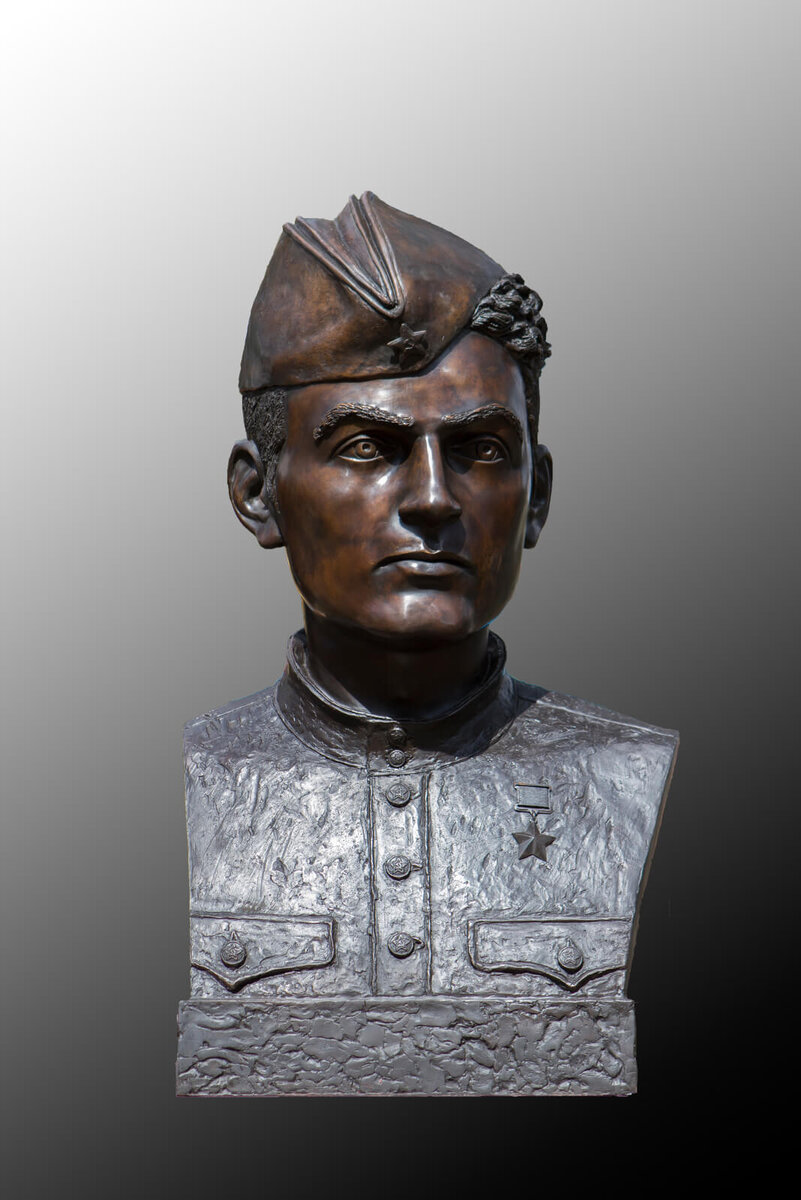 Бюст И. Н. Плохих. 